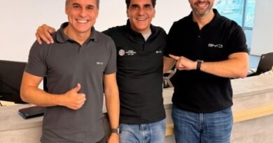 Foto: Fábio Lage, diretor comercial da BYD; Cláudio Dahruj, CEO da Dahruj Rent a Car e Alexandre Baldy, vice-presidente sênior da BYD do Brasil