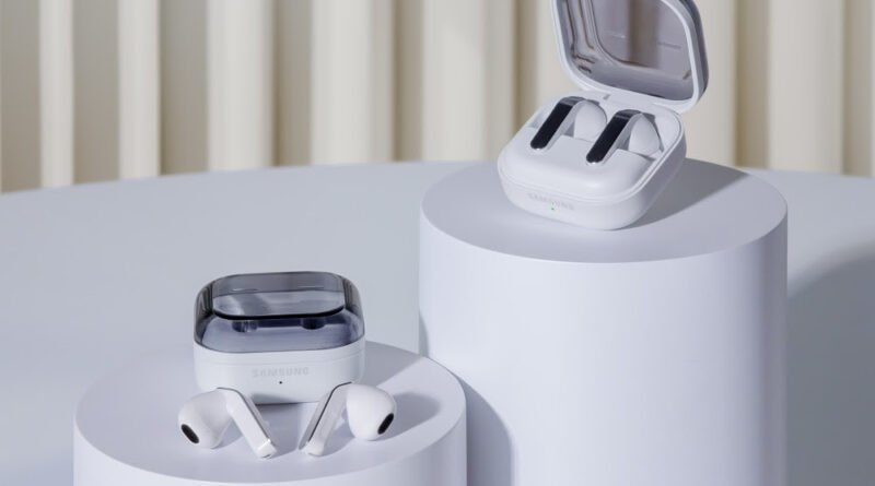 A linha Galaxy Buds4 foi apresentada no Galaxy Unpacked 2026. (Da esquerda para a direita) Galaxy Buds4 e Galaxy Buds4 Pro
