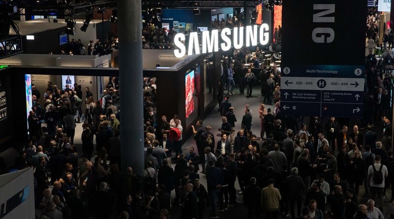 ▲ O showroom da Samsung recebe uma multidão de visitantes no primeiro dia da ISE 2026.