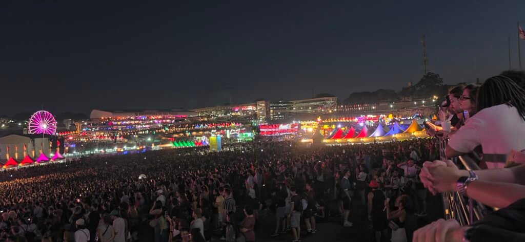 Foto noturna no Lolla 2026