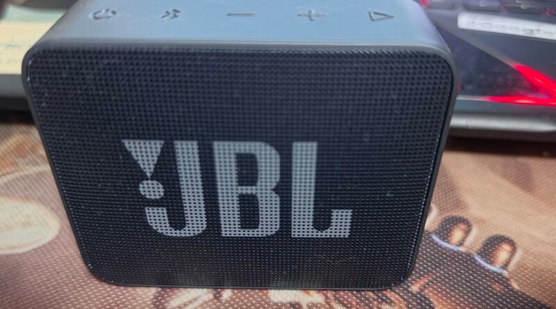 Testando a JBL Essential 2: portátil, resistente e com som de respeito