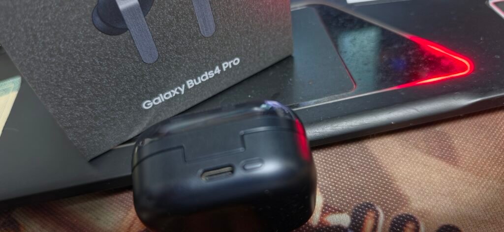Carregador USB-C e botão para pareamento