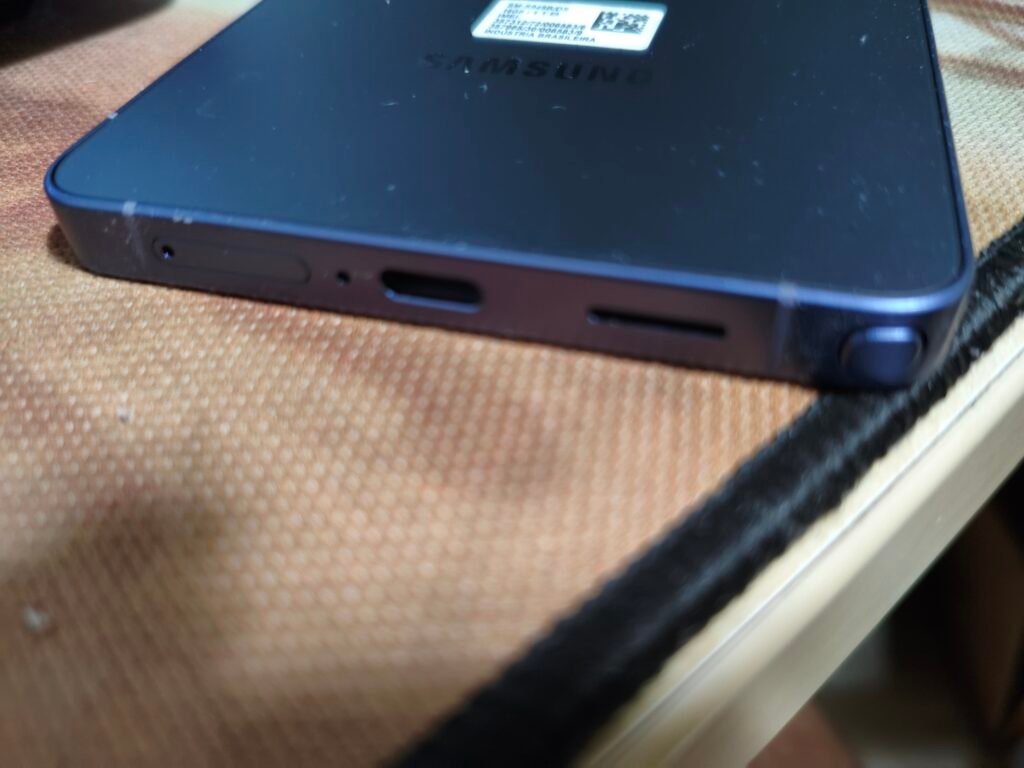 S Pen: devido à nova curvatura da base, ela agora tem um lado correto para ser inserida