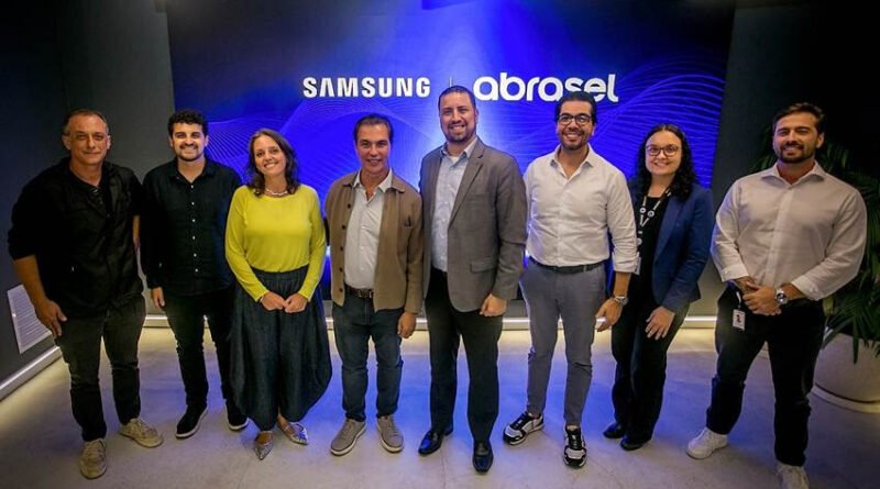 Da esquerda para a direita: Daniel Borges, Líder de Marketing ABRASEL; Marcelo Neto, Líder de Gestão de Portfólio ABRASEL; Camila Pádua, Gerente Senior de Marketing B2B; Paulo Solmucci, Presidente Executivo ABRASEL; Kauê Melo, Diretor Senior de B2B; Tiago Carnauba, Gerente Comercial B2B; Maria Clara Escobar, Supervisora Comercial D2C; e Gustavo Margutti, Gerente Comercial D2C.