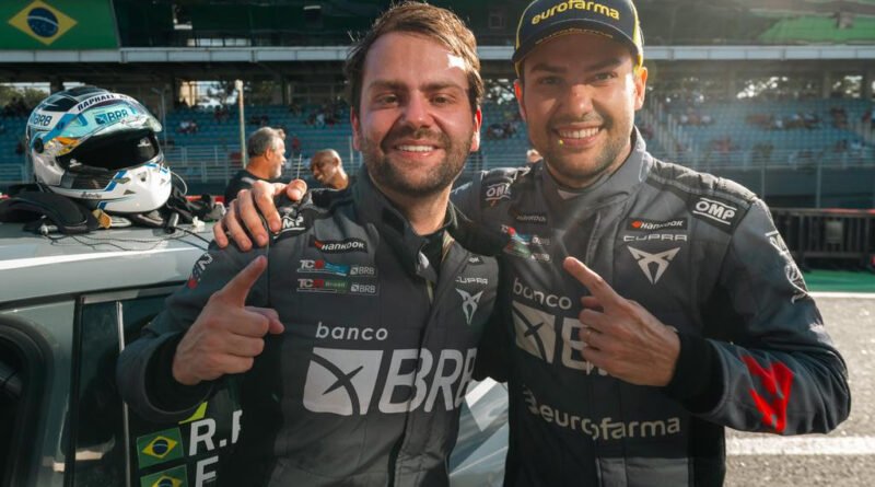 Reis e Fraga comemorando a vitória na Super Challenge (Luis França/ Grupo Veloci)