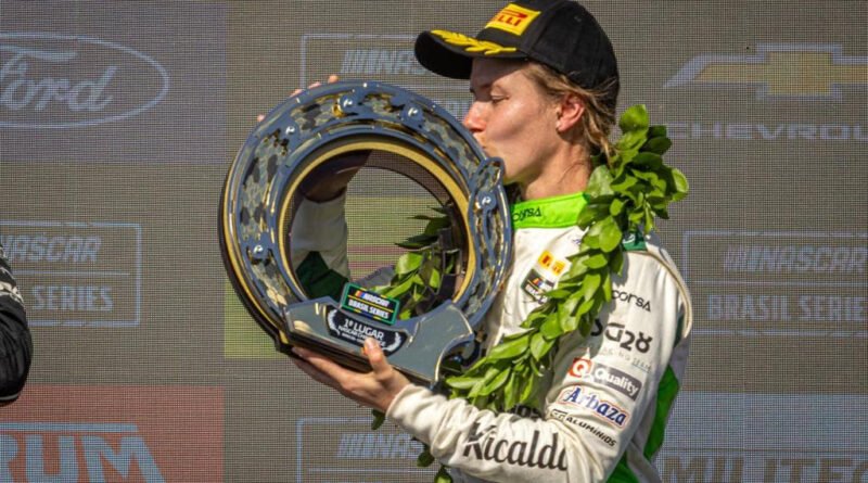 Bruna Tomaselli é a primeira mulher a vencer na NASCAR Brasil (Rodrigo Guimarães)