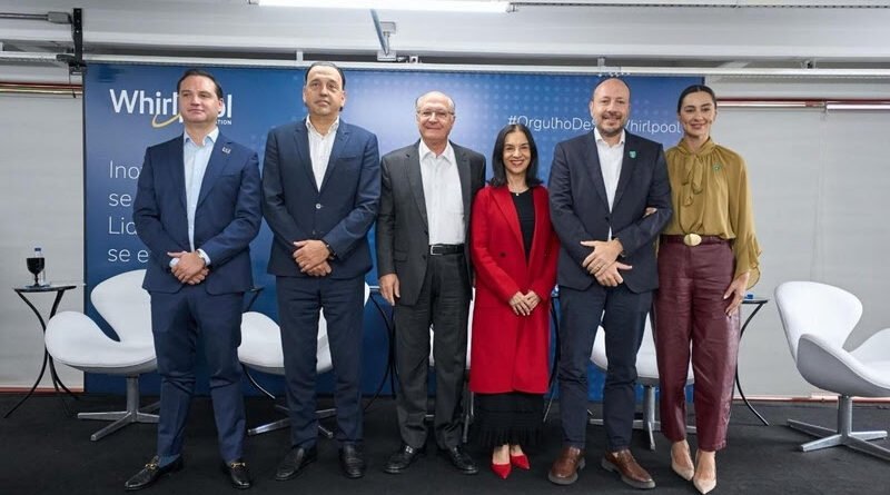 (Da esquerda para a direita: Carlos Barbery, diretor geral da Whirlpool no Brasil; Felício Ramuth, vice-governador do Estado de SP; Geraldo Alckmin, vice-presidente do Brasil e sua esposa, Lu Alckmin; e Gustavo Perissinoto, prefeito de Rio Claro, acompanhado de sua esposa, Bruna Perissinoto. Crédito: divulgação)