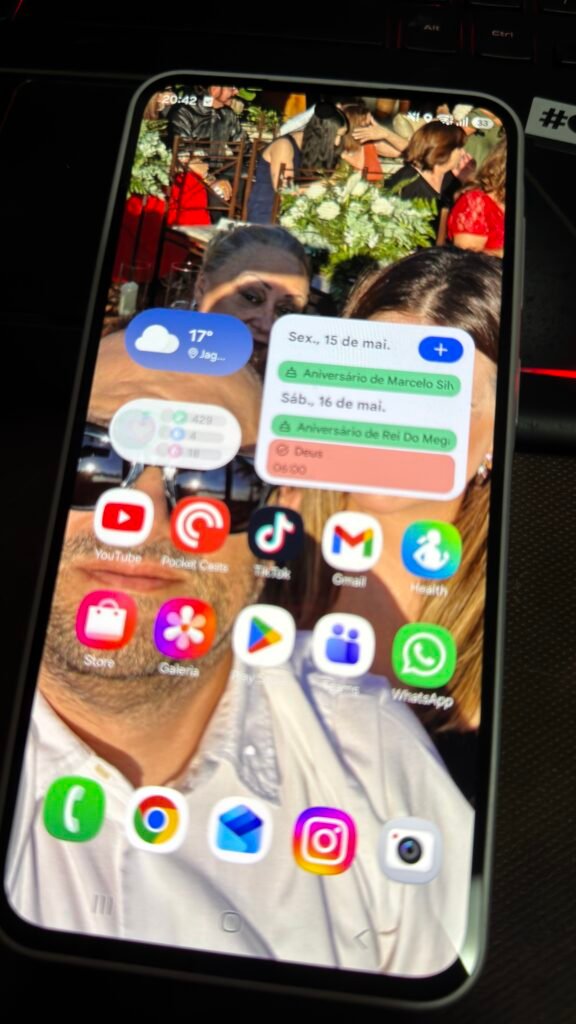 Gorilla Glass Victus Plus tanto na tela quanto na traseira de vidro,