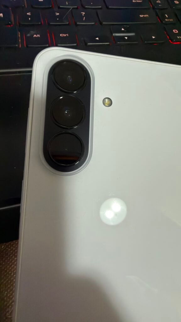 Traseira em vidro Gorilla Glass Victus Plus que acomoda a câmera tripla