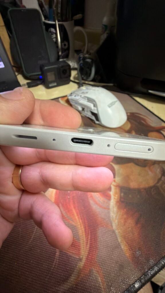 Entrada USB-C e carregador incluso de 15 W