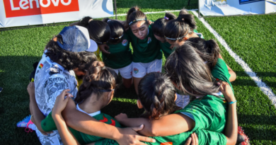 [Imagem: A equipe da Bolívia reunida durante a Copa do Mundo Street Child 2026, na Cidade do México.] 