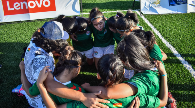 [Imagem: A equipe da Bolívia reunida durante a Copa do Mundo Street Child 2026, na Cidade do México.] 