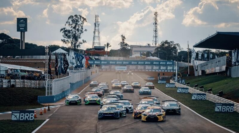 Largada da Bradesco Stock Car em Brasília, no ano passado (Marcelo Machado de Melo/Vicar)