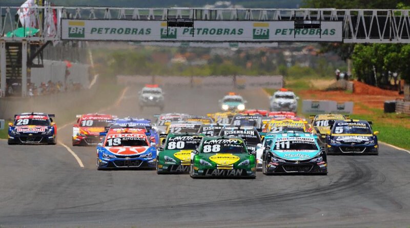 Largada da primeira prova da história da Stock Car em Curvelo, em 2016 (Fabio Davini/ Vicar)