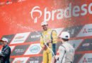 César Ramos comemora a vítória no pódio (Marcelo Machado de Melo/ Grupo Veloci)