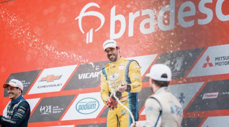 César Ramos comemora a vítória no pódio (Marcelo Machado de Melo/ Grupo Veloci)