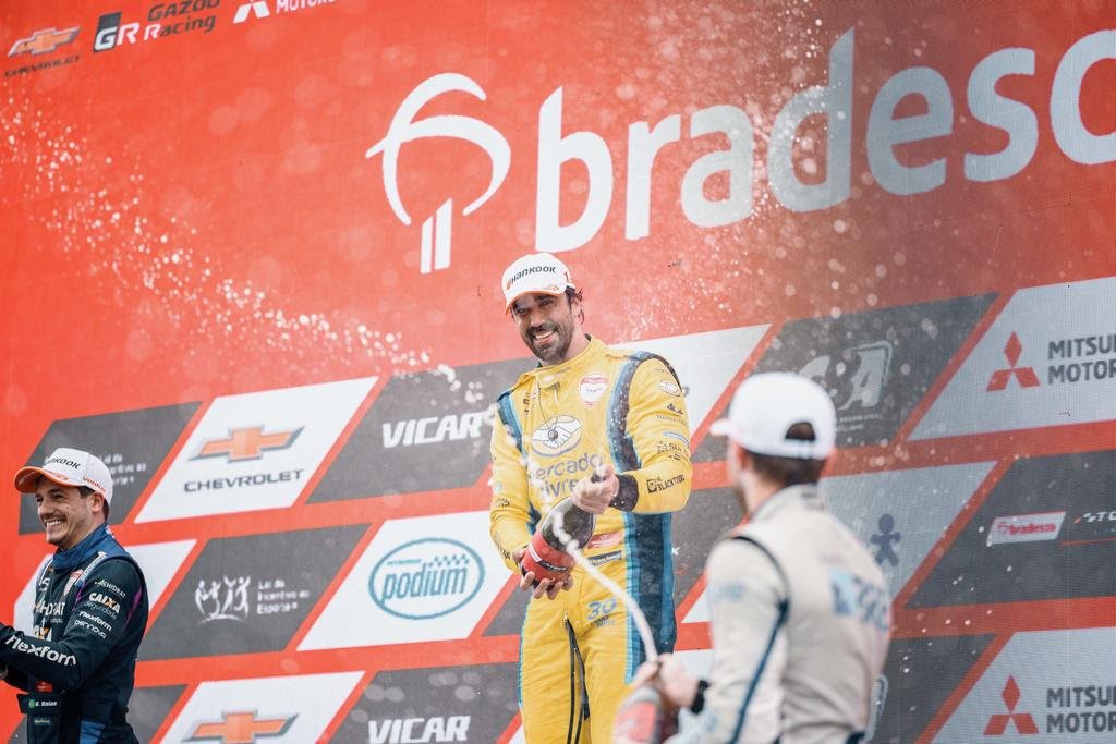 César Ramos comemora a vítória no pódio (Marcelo Machado de Melo/ Grupo Veloci)