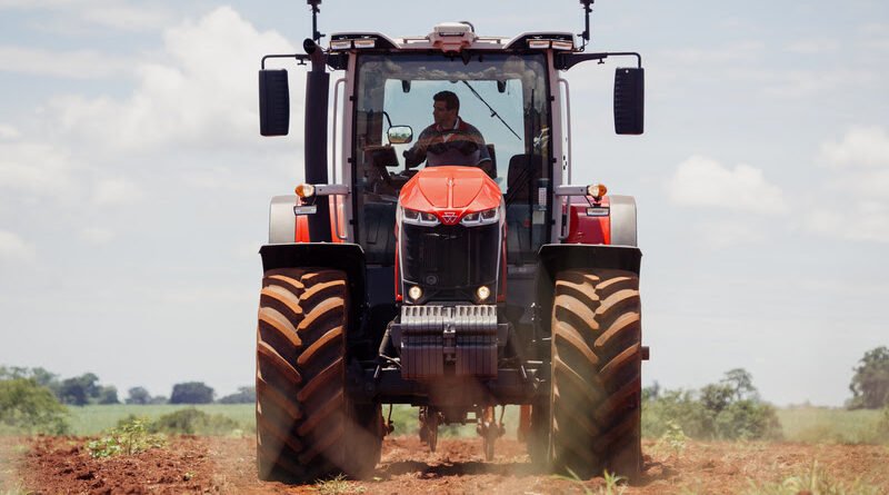 Trator MF 8S Xtra equipado com transmissão CVT