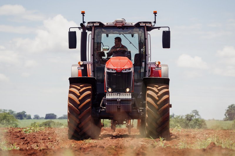 Trator MF 8S Xtra equipado com transmissão CVT