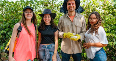 Professor Henrique junto ao seu grupo de jovens alunas que desenvolveram um filtro com sementes de macaúba, planta abundante em sua comunidade.