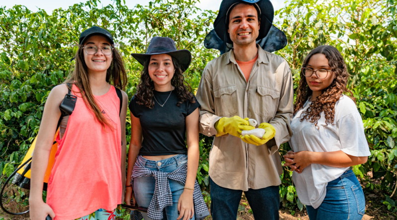Professor Henrique junto ao seu grupo de jovens alunas que desenvolveram um filtro com sementes de macaúba, planta abundante em sua comunidade.